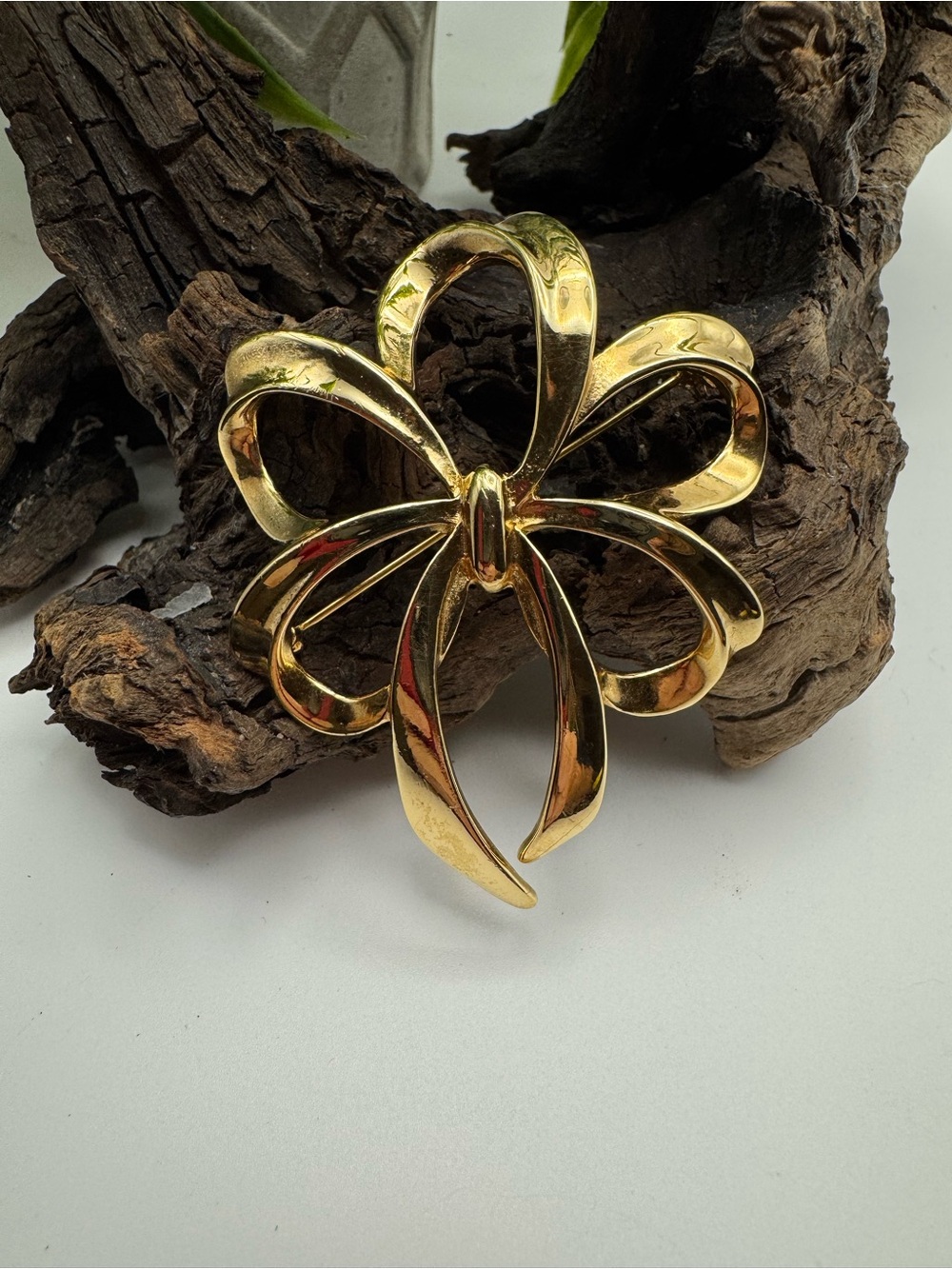 Napier vintage gold tone metal bow brooch, EUC.